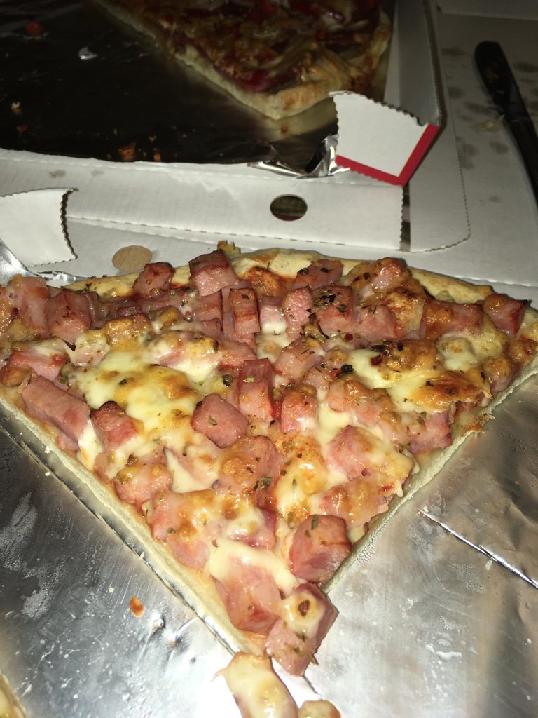 ullihantke's tweet photo. Ostdeutsche Schinkenpizza… https://t.co/vnN3GDAbqk