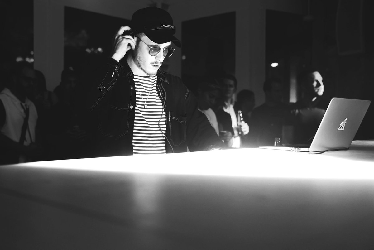 DMahoneyphoto's tweet photo. Keeping the dice rolling.. 🎲 @FLOSSTRADAMUS @IntrigueVegas #FlossVegas https://t.co/WoRV9zhZqQ