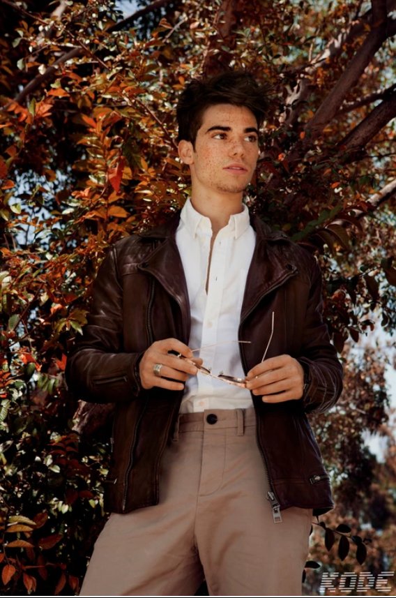 BoyceSpain's tweet photo. 📸| nueva sección de fotos de @TheCameronBoyce para la revista @kodemag 
💕 Que gran trabajo está tan guapo💕 
#Cameronboyce #KodeMag https://t.co/w3skuJrIwR