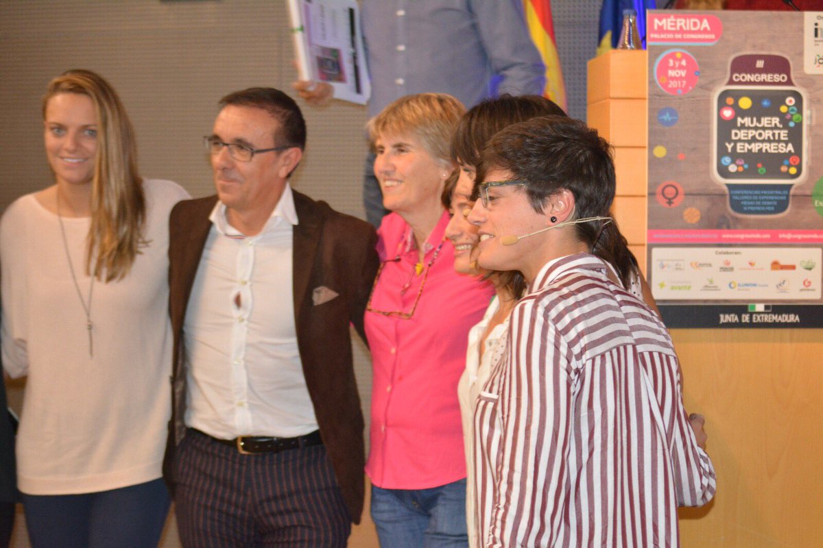 SantaBadajoz's tweet photo. El #SantaTeresaBadajoz y @albameri10 han estado presentes hoy en @congresomde

¡Gracias por hacerlo posible!

#AúpaSanta #LigaIberdrola https://t.co/jnhbIgQeEW