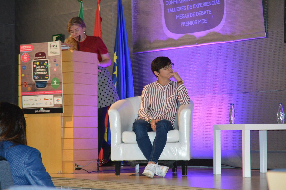 SantaBadajoz's tweet photo. El #SantaTeresaBadajoz y @albameri10 han estado presentes hoy en @congresomde

¡Gracias por hacerlo posible!

#AúpaSanta #LigaIberdrola https://t.co/jnhbIgQeEW