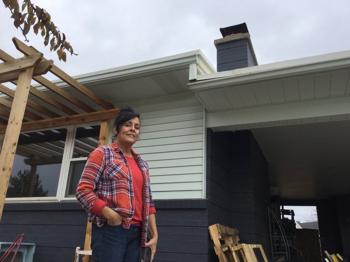 Klaumbaz's tweet photo. Symea’s disgusted with her leaky gutters. #HDE to the rescue! (Our windows in background..) @cmillshomedepot @JumperRussell @Alvarez2Joe https://t.co/gWVdKiA97J