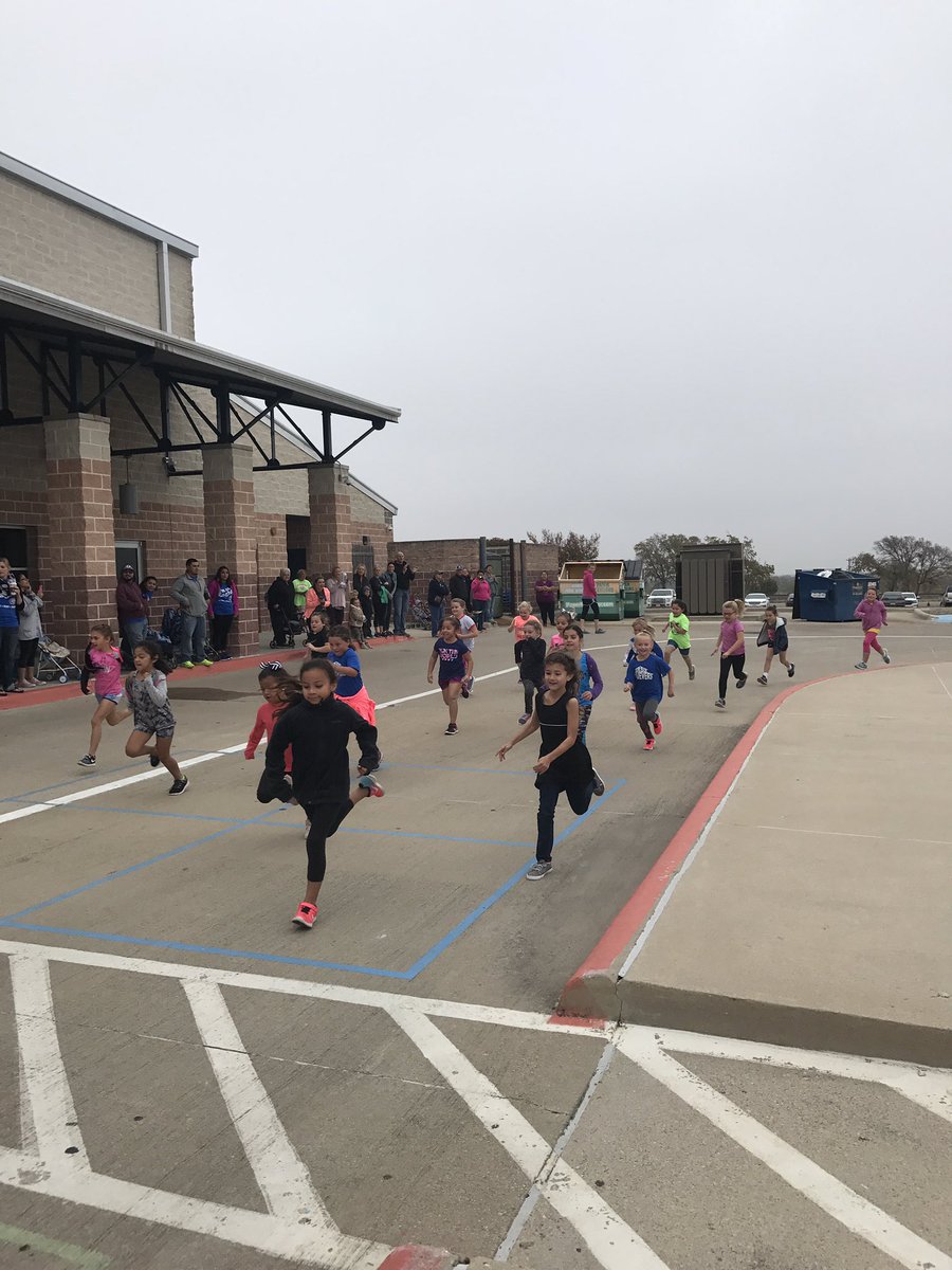 samremington2's tweet photo. Fun run fun! @carsonstars ran their hearts out today! https://t.co/snoihhmJPP
