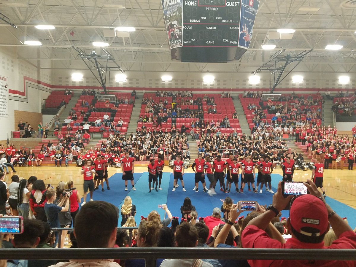 bhsElkSeniors's tweet photo. Way to go @BHS_ElkFootball @burlesoncheer https://t.co/bJg5yPefbv