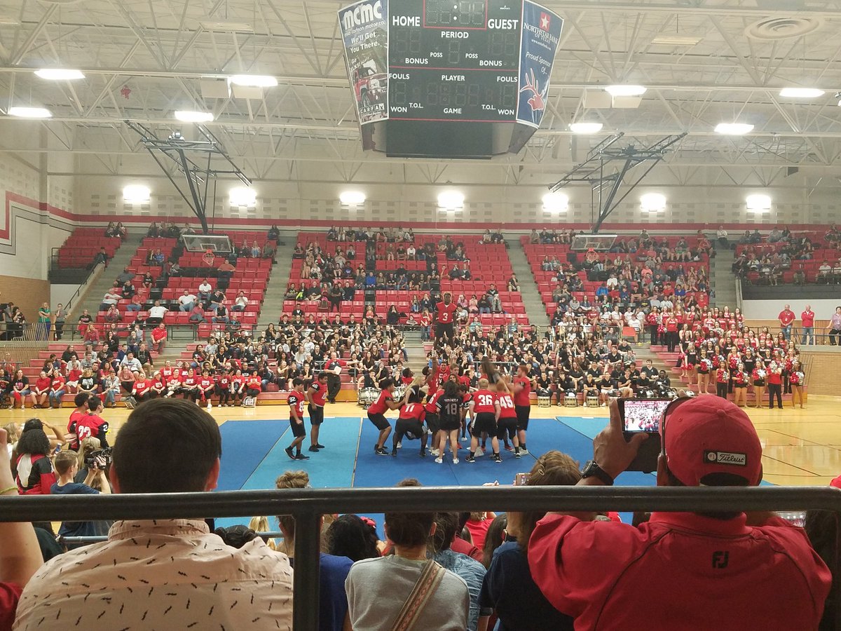 bhsElkSeniors's tweet photo. Way to go @BHS_ElkFootball @burlesoncheer https://t.co/bJg5yPefbv