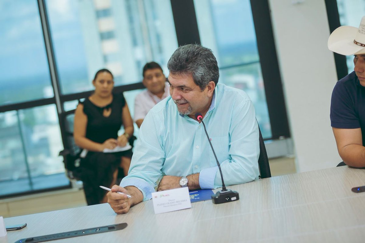 FNDCol's tweet photo. Nuestro Director, @OlanoPlinio se reúne con la @Mineducacion @YanethGiha y Gob. Llanos y Orinoquía para proyección regional del #PAE2018. https://t.co/NS9Q2Qh532