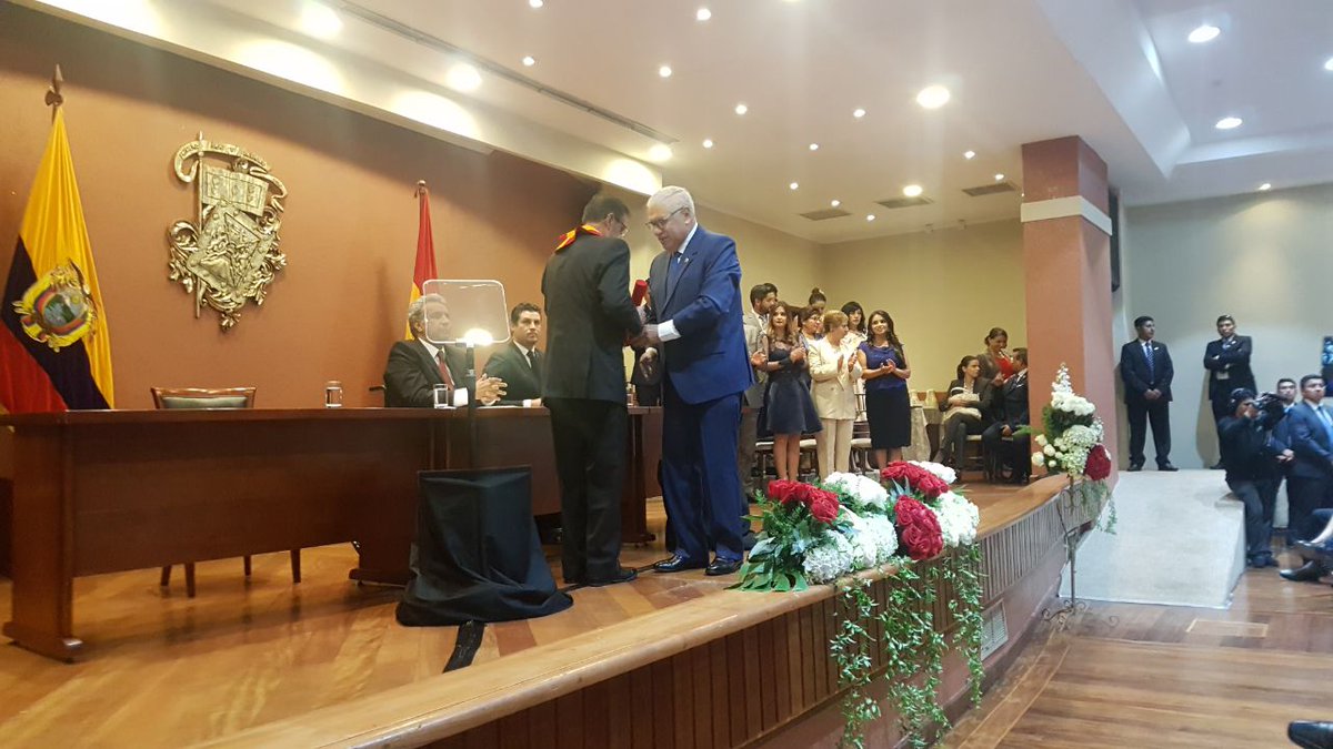 Alcalde @MarceloHCabrera entrega la presea 