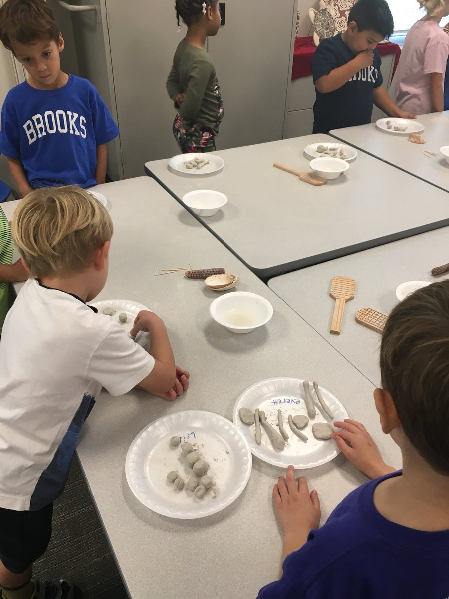 Price_Beehive's tweet photo. Using clay to make beads and pendants #earth materials @BrooksMuseumsES @Brooks_PTA https://t.co/wLSgdr7oiq