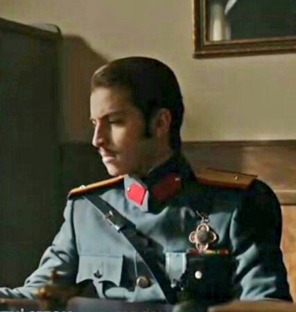 camus_ben's tweet photo. Gece gece aklıma Leon'un sol elindeki kızarıklık(gölge olabilir) geldi.Ve aklıma gelen ilk ihtimal yangında yaralanması,Veronika ve #HiLeon https://t.co/qKndTVTJXY