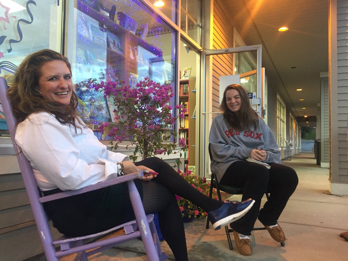 MasukHighFBLA's tweet photo. Cyndy Etler one on one sharing her compelling true story with Masuk student at Lindaโs Story Time. #thedeadinside https://t.co/iLCIo1U29R