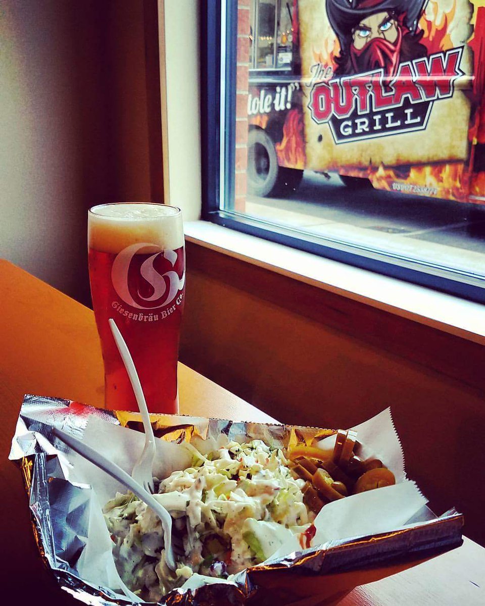 Giesenbrau's tweet photo. @OutlawGrill is here!! Come grab some Loaded BBQ Tots and wash em down with a 31 Hour Pale Ale! Here until 8ish #MNBeer #BierTogether https://t.co/ka6JzItDvN