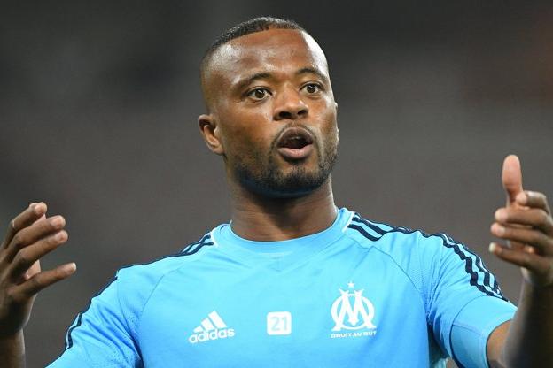 lequipe's tweet photo. Un T-shirt humoristique se moque de Patrice Evra https://t.co/QpmeqH2sCF https://t.co/GgHoam30EF