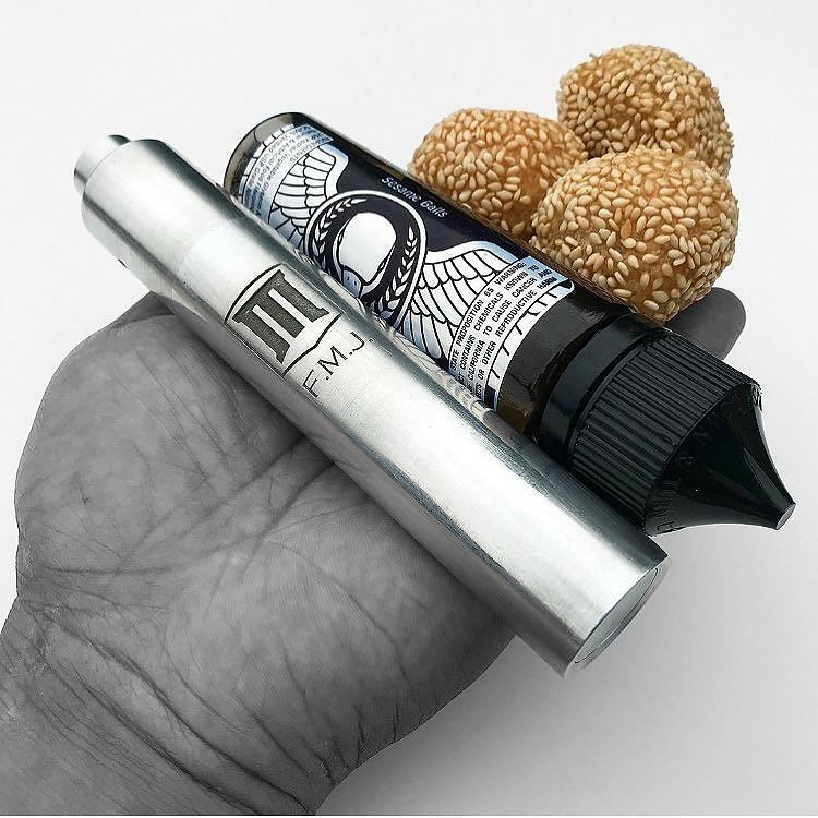 birdejuice's tweet photo. 👉👉 @vape_o_five 👈👈 -  SESAME BALLS #MADhandcheck 🐦
.
.
Fried dough coated with sesame seeds &amp; filled with a natural raspberry jam .
.
.
#MA… https://t.co/TrhxlpCEJf