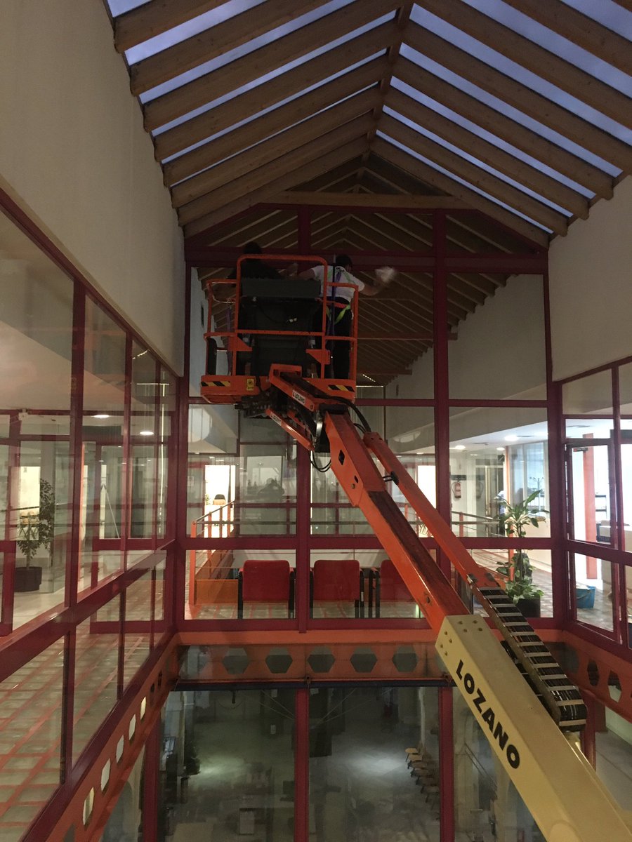 Terminamos la semana con la Limpieza de Cristales de oficina #comprometidos