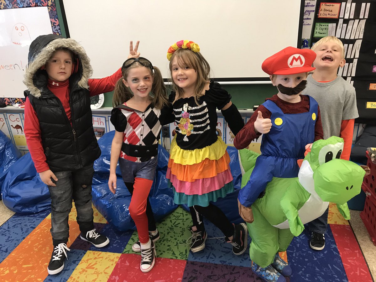 AmandaB2885's tweet photo. A little late but I have to post these adorable costumes https://t.co/HZdjxiYj2q