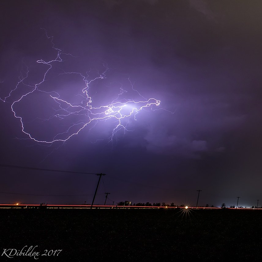 KDibildoxPhoto's tweet photo. Happy Friday! I hope you all have an electrifying weekend! #monsoon2017 #azwx #lightning #storms https://t.co/PDVb3nEEXE