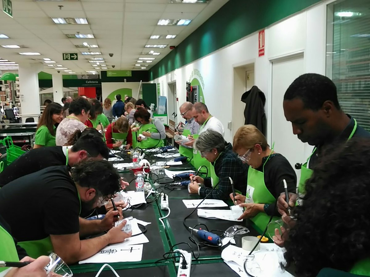 davidfeitober's tweet photo. #lagrannochedelbricolaje
#talleresleroymerlin 
Grabamos vasos de sidra https://t.co/rptDnBbTxM