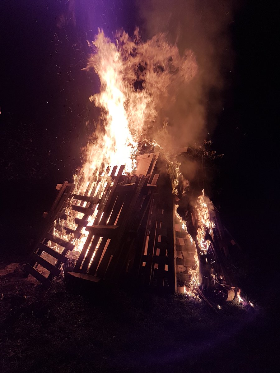 spacesforplaces's tweet photo. Bonfire night @Hftonline #Rowde #grow_sow https://t.co/utfTs6lVQQ