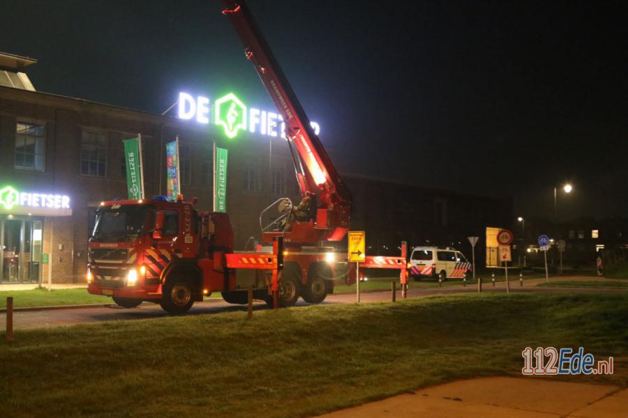 🚨 Politie met hoogwerker op dak op zoek naar vermoedelijke inbrekers 112.press/Pz6Ycp #Ede #112Nieuws https://t.co/WboKlHIpWd