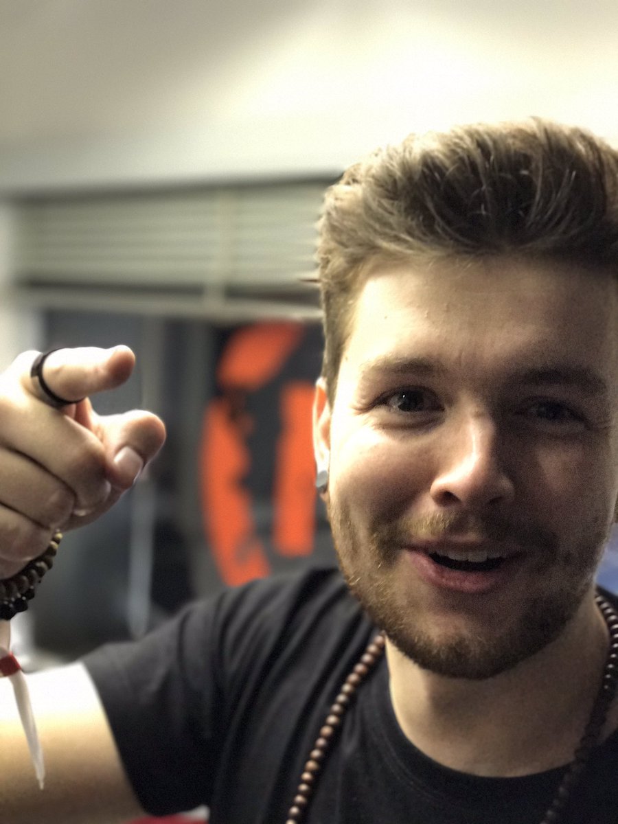 LootFuerDieWelt's tweet photo. 👈🏻 @EsIstDaniel zieht hinter den Kulissen von #LFDW4 an diversen Fäden. #gutefee #guuudelaune #holzkettchensindwiederin https://t.co/kiCEZ766hg