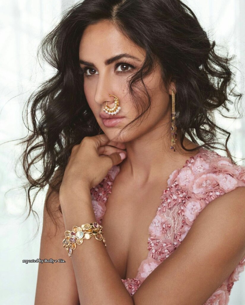 bollyecia's tweet photo. #KatrinaKaif na revista #BazaarBride.🙂👍 #Revista #Magazine #Bazaar #BazaarMagazine #BazaarÍndia #Fashion #CinemaIndiano #Bollywood #Índia https://t.co/DQPvKgfATs