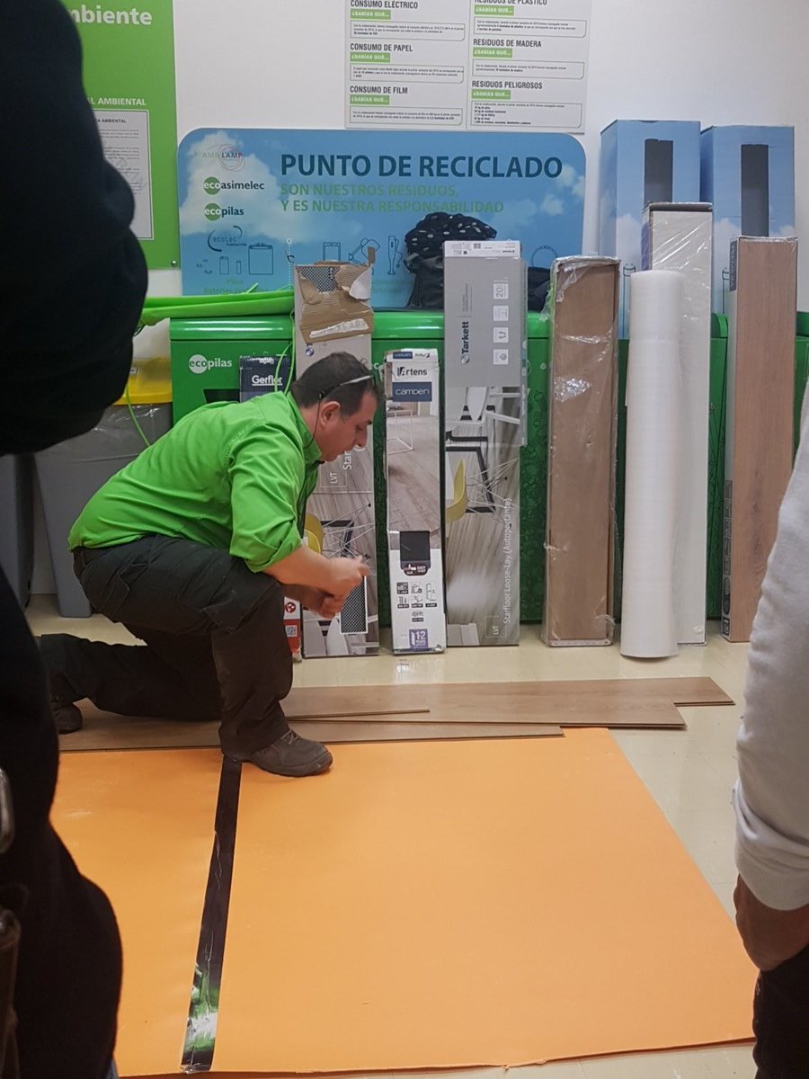 j_mejuto's tweet photo. Nuestro compañero Javi en el taller de suelos!! #talleresleroymerlin #lagrannochedelbricolaje https://t.co/1CU1GDVXJ6