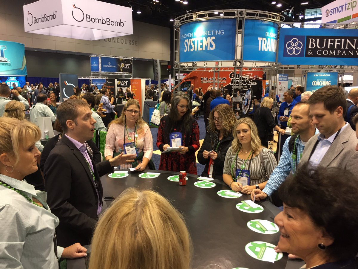 comedymagician's tweet photo. Crowds loving the Magic #NAR17 #corporatefx #WellsFargo https://t.co/cleG3Si39S