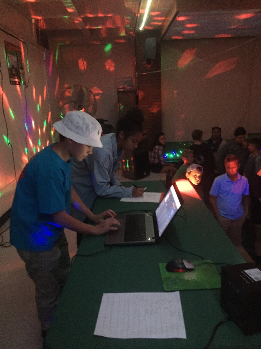 CMSPrincipals's tweet photo. #cmsvt student council rocks the dance laying down some mad beats https://t.co/730Fe1jN02
