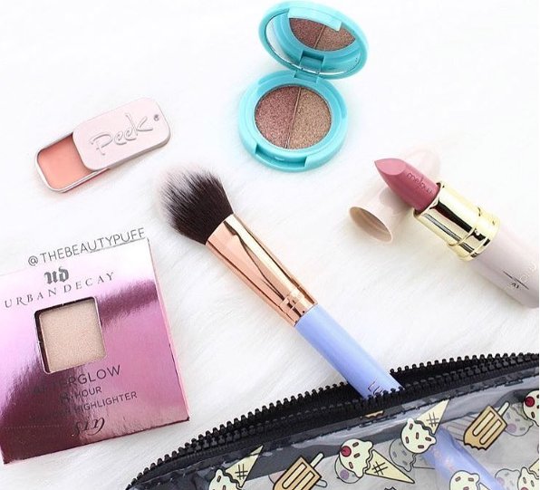 PeekBeauty's tweet photo. What's in your makeup bag? ✨ (📷 @thebeautypuff) #LovePEEK #FBF https://t.co/vWlkmLI5EL