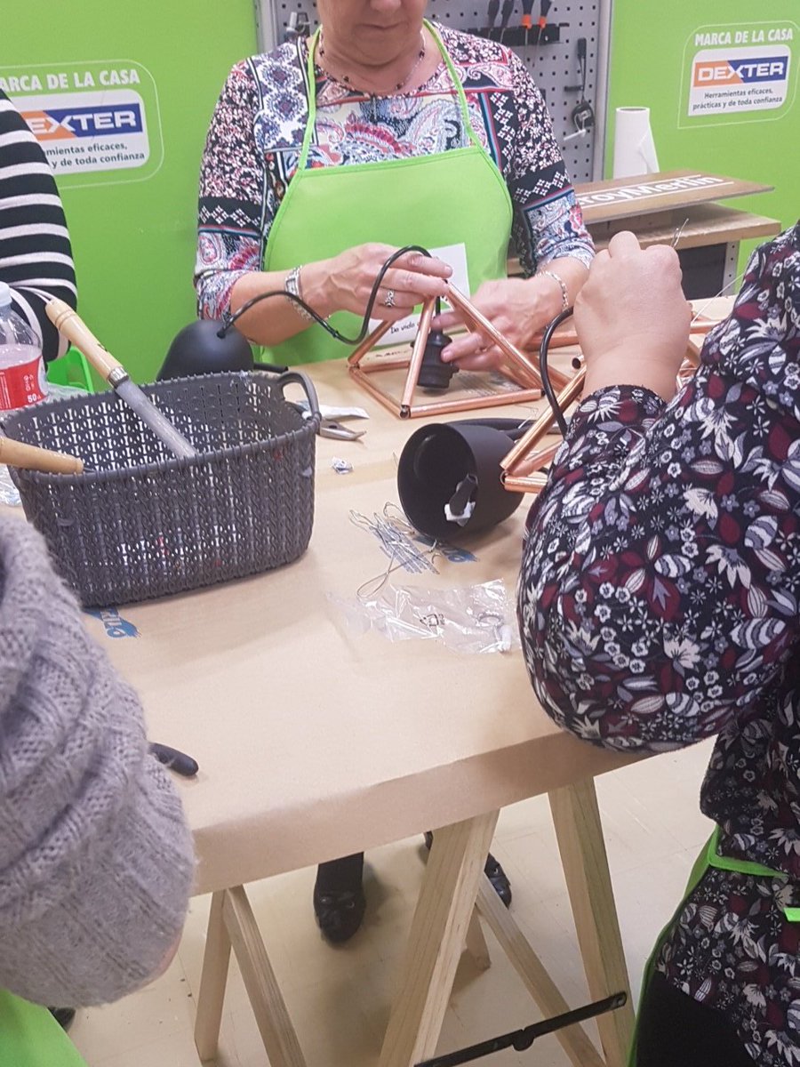 j_mejuto's tweet photo. Lámpara en proceso #talleresleroymerlin #lagrannochedelbricolaje https://t.co/uNt66NuJYL