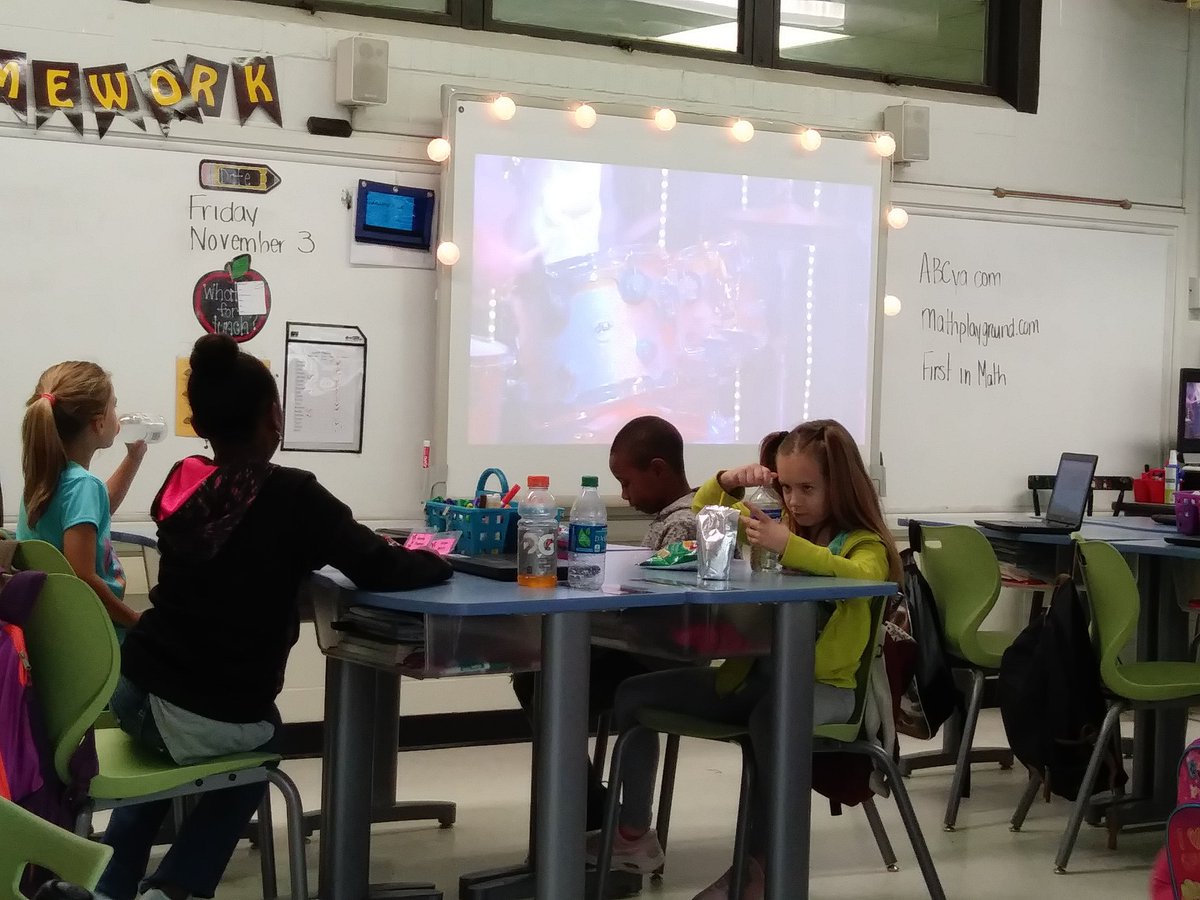 JanareauMurray's tweet photo. We worked hard all month for this "Lazy Day"..snacks, games and dancing! 🍪🍭🎮💃🎶
#Rm306 @PSERoadrunners #PBIS #25Tix https://t.co/kg49fXaMGJ