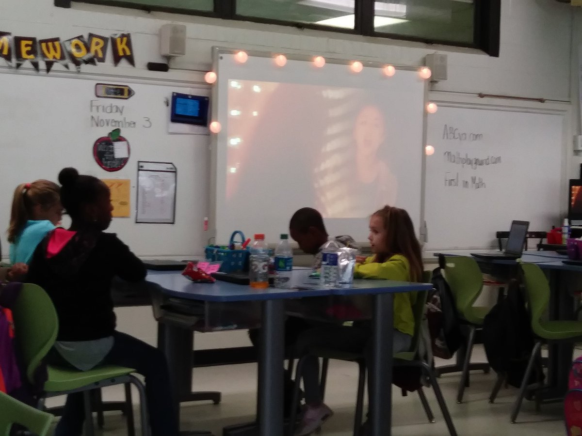 JanareauMurray's tweet photo. We worked hard all month for this "Lazy Day"..snacks, games and dancing! 🍪🍭🎮💃🎶
#Rm306 @PSERoadrunners #PBIS #25Tix https://t.co/kg49fXaMGJ
