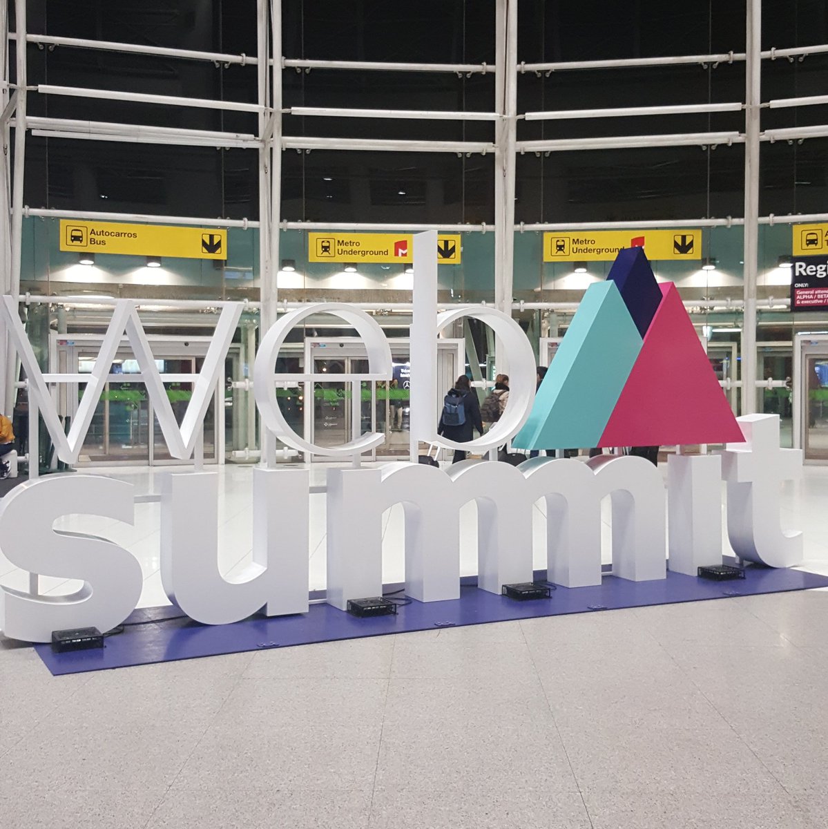 CamiSiri95's tweet photo. Bem vindo em Lisboa 🇵🇹

Welcome in #Lisbon 🇬🇧

#websummit2017 https://t.co/GMtG0KoNLv