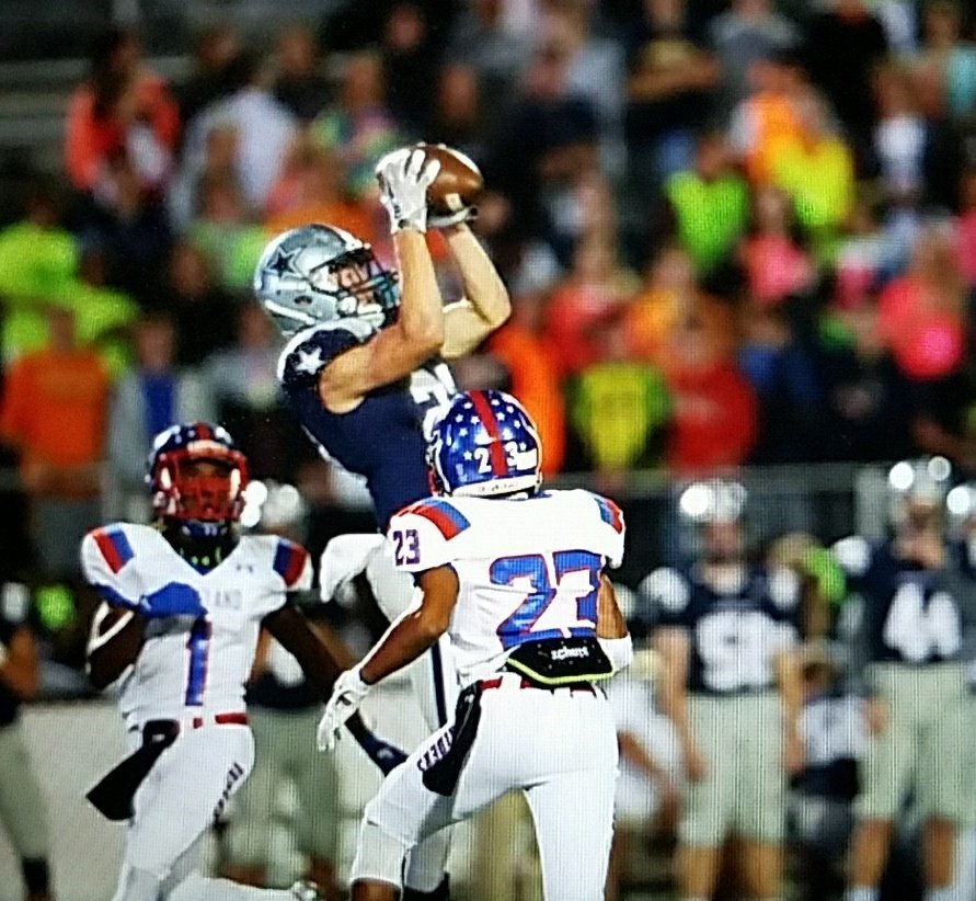 crfoto1's tweet photo. The Admirals with 2 long passes to get us out of our end zone! @FarragutFB #FARRAGUTSTRONG @prepxtra @farragutpress1 https://t.co/ggA6o2qcAP