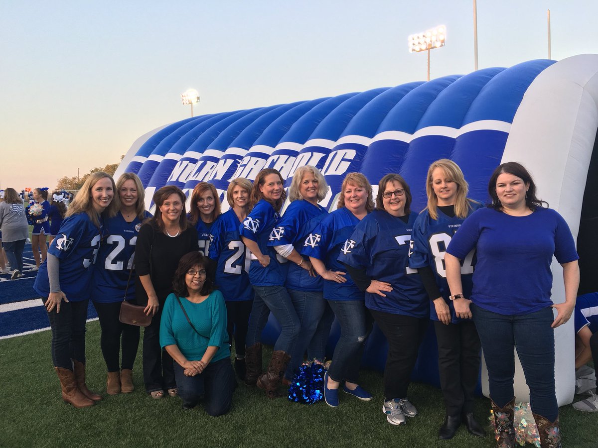 BleedBlueFB's tweet photo. 💙 Moms #SeniorNight #Nolan18 https://t.co/Ds2akDzub2