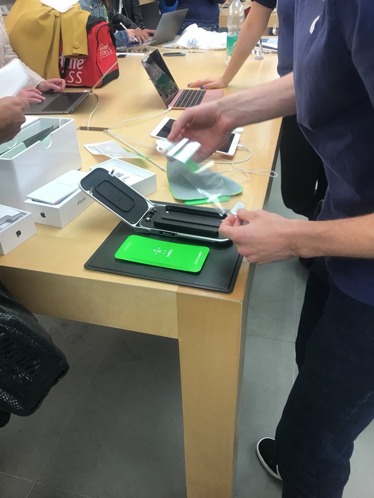 anna_junger's tweet photo. @alimomen @markbylok They have this crazy Belkin screen protector service they are apparently offering now https://t.co/MjSgiDHxYu