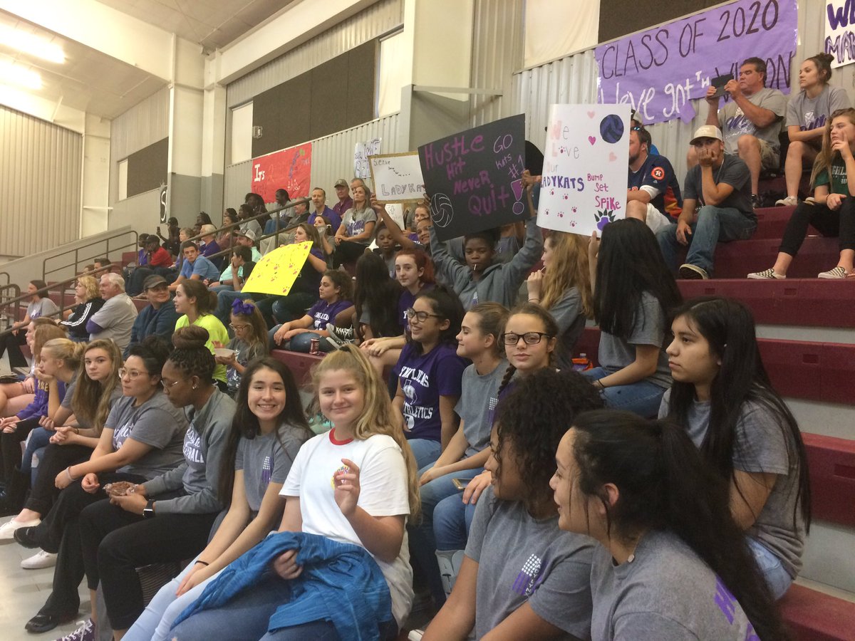 LLMSLadyLynx's tweet photo. Lady Lynx supporting the Ladykats Playoffs in Grapeland @LLMSLynx https://t.co/razbjvLHTF