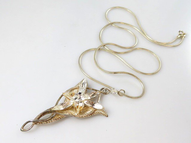 meetgoodwill's tweet photo. #LordOfTheRings #Evenstart pendant of Arwen in #sterling & glass -17.6 grams. #Bid here: https://t.co/9SoixJlnTb #jewelry #MiddleEarth https://t.co/ZgRlSjfSaH