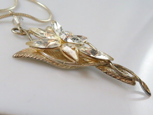 meetgoodwill's tweet photo. #LordOfTheRings #Evenstart pendant of Arwen in #sterling & glass -17.6 grams. #Bid here: https://t.co/9SoixJlnTb #jewelry #MiddleEarth https://t.co/ZgRlSjfSaH
