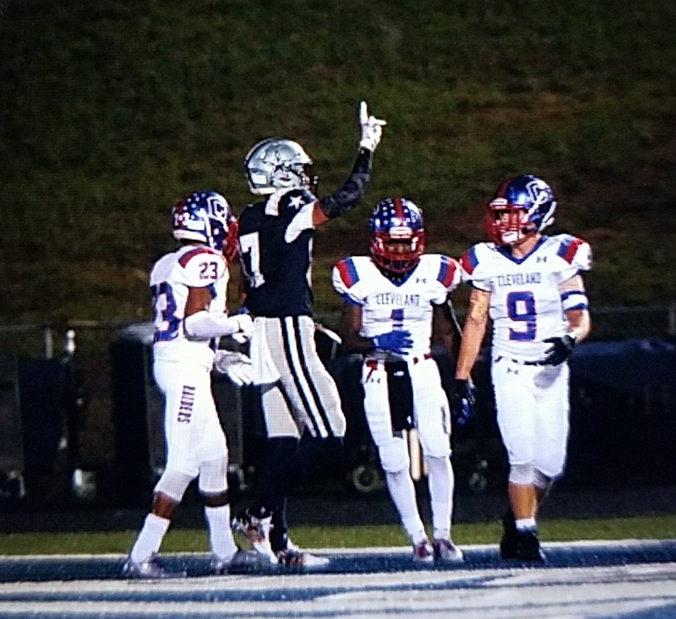 crfoto1's tweet photo. @jwarren808 DOES IT AGAIN! ONE HANDED CATCH FOR THE TD! FHS 7 - CHS 7. @FarragutFB @prepxtra #FARRAGUTSTRONG https://t.co/3V5tK6MWwC