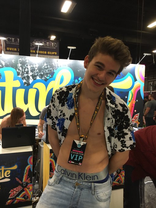 Meet QT @johnnybravocb at the @chaturbate booth! #mansnack #chaturbae #boysboysboys https://t.co/EBD