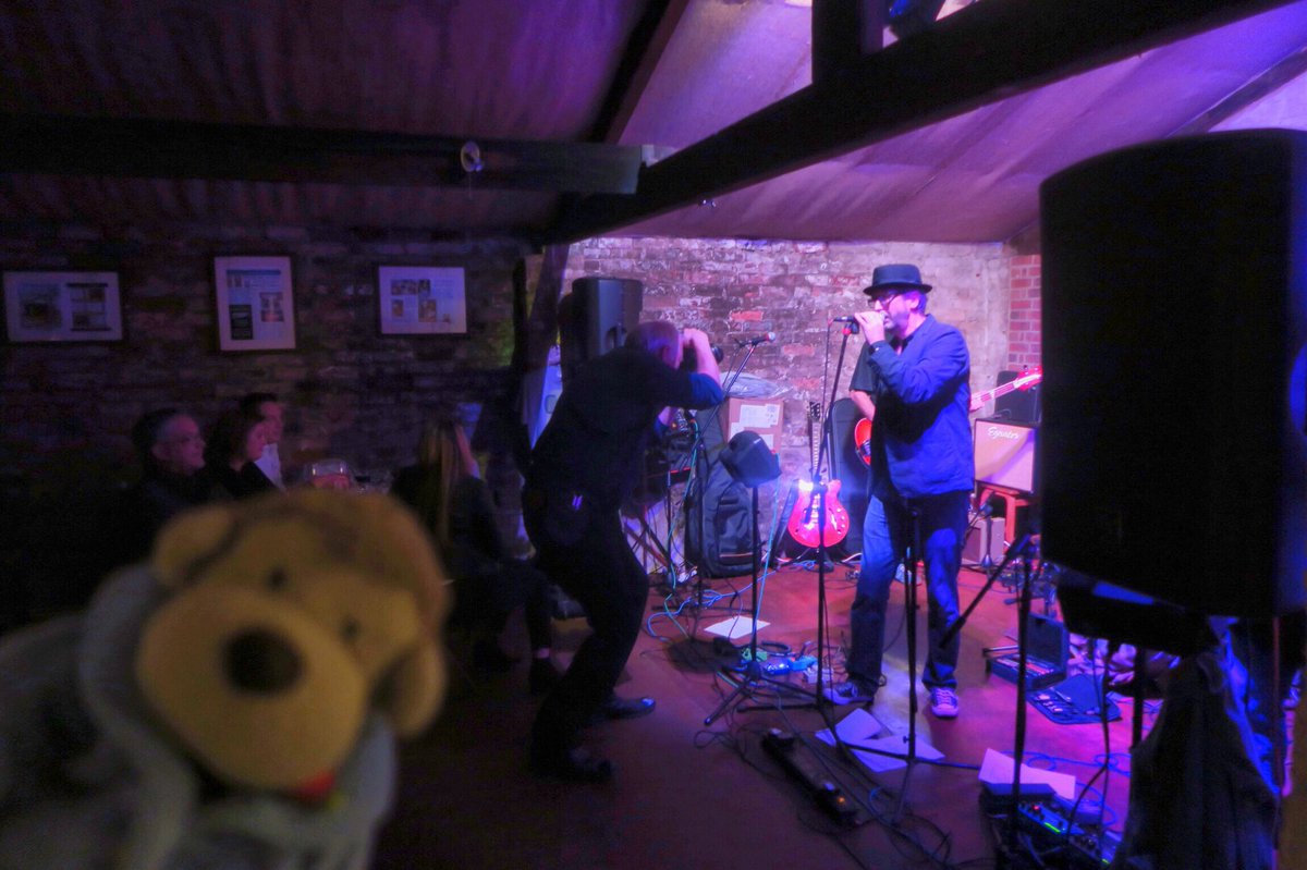 minimonkie's tweet photo. Blues Cruise @lovibondsbrewery tonight. Fantastic band! ...and, of course, fantastic beer! 😊😊
#lovibonds #henley #realale https://t.co/j1JGwrYLqF