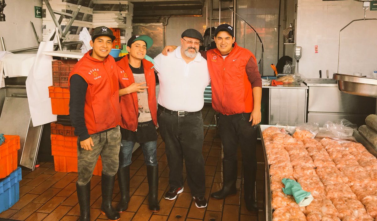Comprando muchos camarones con los buenos amigos de la Dist Je-Ka de la #nuevaviga muy bien atendido por mi Bro @pelaez_29 
¡Gracias Carnal!
