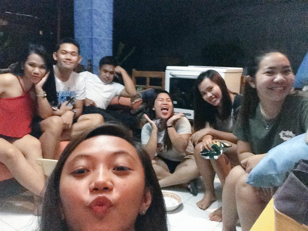 leaaagalope's tweet photo. Catching up w/ high school buddies 💕 #alwaysincomplete https://t.co/9CstzQ4A19