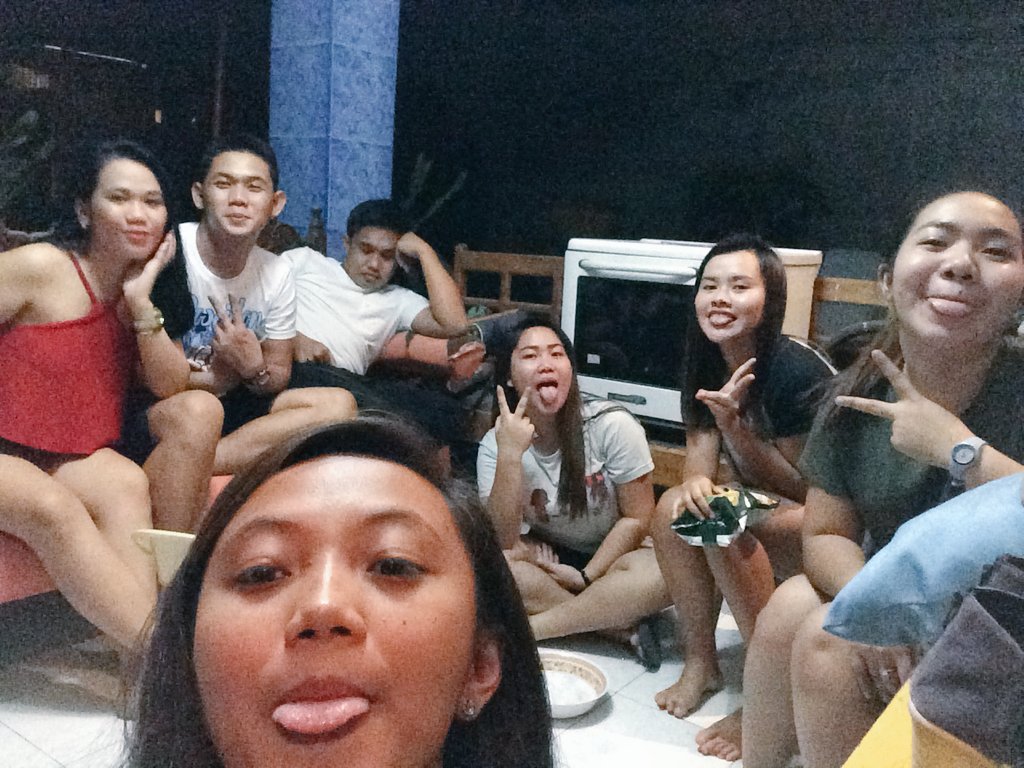 leaaagalope's tweet photo. Catching up w/ high school buddies 💕 #alwaysincomplete https://t.co/9CstzQ4A19