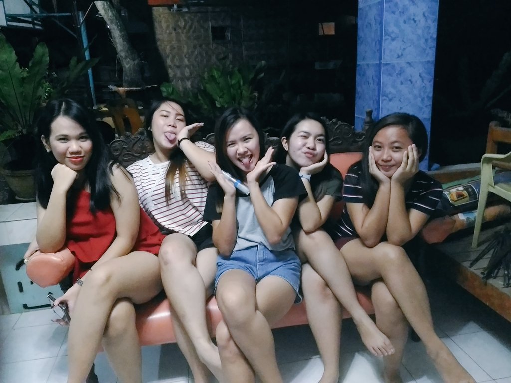 leaaagalope's tweet photo. Catching up w/ high school buddies 💕 #alwaysincomplete https://t.co/9CstzQ4A19