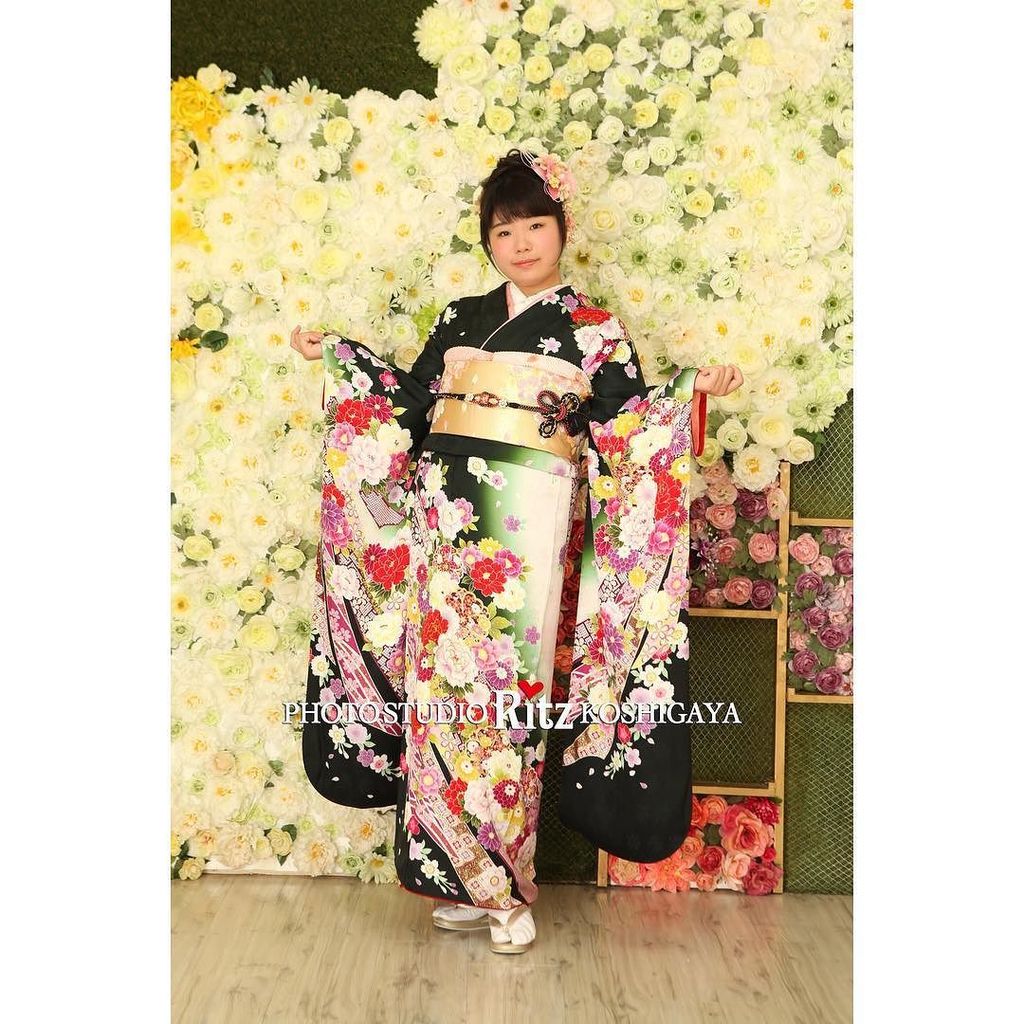Ritzfurisode's tweet photo. *
深い緑は落ち着いた色ですが、大きな花柄が華やかです😆✨
背景の花と合っていてとても可愛い🌼！
.
袖から裾にかけて柄が続いているのも着物らしくていいですね😍
.
.
#成人式 #20歳 #ハタチ #振袖 #前撮り#記念 #記念写真 #写真 #写真好きな人と繋がりたい
#スタ… https://t.co/zcukD7yS2P