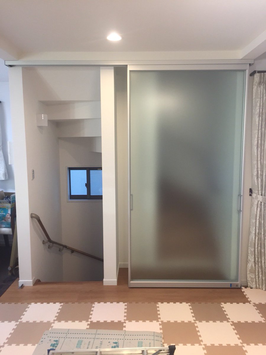 ট ইট র Madoショップ保谷栄町店 リビング階段の引戸の取付 2枚建て引違戸にて 左右の階段出入り口に設置しました リビングの断熱やお子様の落下防止にもお役に立てますよ Ykkap リビング階段 スクリーンパーテション