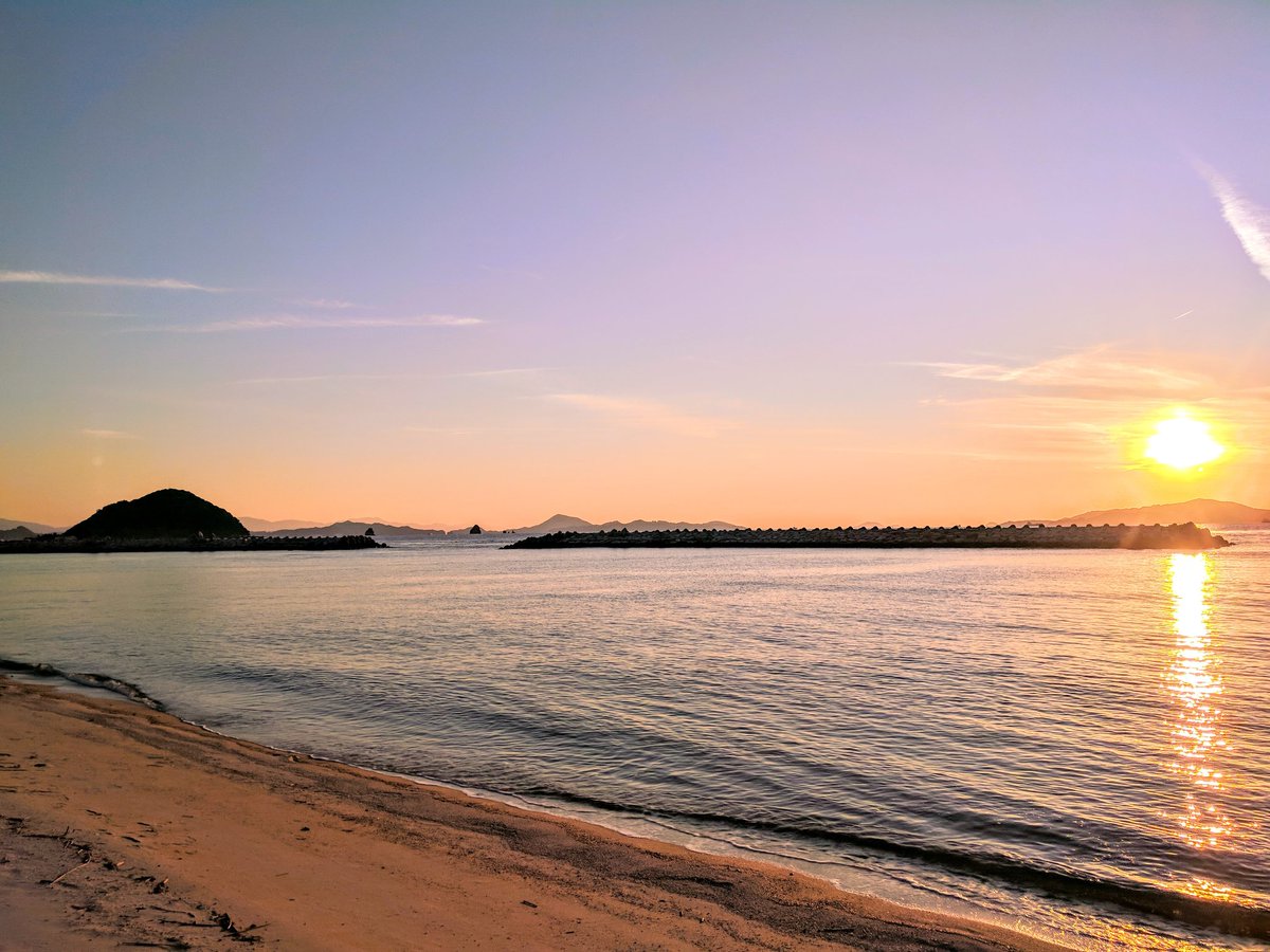 Rose50Prity's tweet photo. 今日は、西の方が少し明るいものの、ドンヨリとした空模様…

風も冷たく感じます🍃
風が冷たいと引きこもりになりそう…😓

海を見てきたらグレー一色でした。

なので、先日のサンセットで、まだアップしていない写真でお許しを…

静かに沈んでゆく夕陽…✨✨
素敵な時間でした💕 https://t.co/r5019UJchJ
