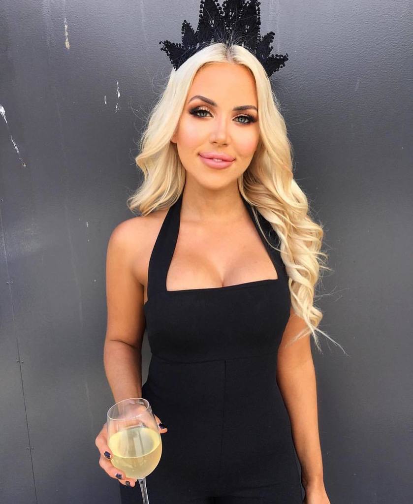 Eden_Extensions's tweet photo. Racing inspo🙌🏼 with this babe, #EdenAngel @kim_muhovics wearing her #EdenAshBlonde Clip Ins🔥. #edenhairextensions https://t.co/u7urPwNbiQ